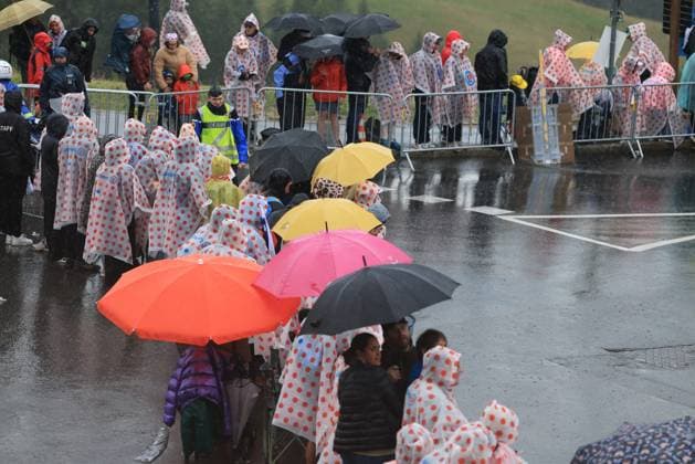 Tour de France - UCI Cycling Race 2025 Pierre Teyssot MAXPPP ; Tour de France - UCI Cycling Race 2025 in La Plagne, France on July 25, 2025. Stage 19 from Albertville to La Plagne 93.1 km. Fans under an heavy rain waiting the peloton. Pierre Teyssot Maxppp La Plagne Savoie France  Copyright: xMAXPPPxPierrexTeyssotx TEP64150 TEP64150