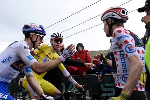 Tour de France 2025 Stage 19 LA PLAGNE, FRANCE - JULY 25 : Lipowitz Florian (GER) of Red Bull - BORA - Hansgrohe, Pogacar Tadej (SLO) of UAE Team Emirates, Vingegaard Jonas (DEN) of Team Visma Lease a Bike after stage 19 of the 112th edition of Tour de France an UCI World Tour 2.UWT cycling road race stage for Men Elite of 130 km with start in Albertville and finish in La Plagne on July 25, 2025 in La Plagne, France, 25 07 2025 ( Motordriver Kenny Verfaillie - La Plagne France  Copyright: xJanxDexMeuleneirx