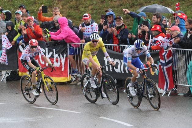 Mit den Besten . . . Deutschlands Florian LIPOWITZ (re.) mit Sloweniens Tadej POGACAR und Daenemarks Jonaas VINEGAARD. Radsport, 19. Etappe, Tour de France, Ankunft in La Plagne. Strassenradsport, Tour de France 2025, am 25.07.2025 in , , . Quelle Copyright Credit : Oryk HAIST