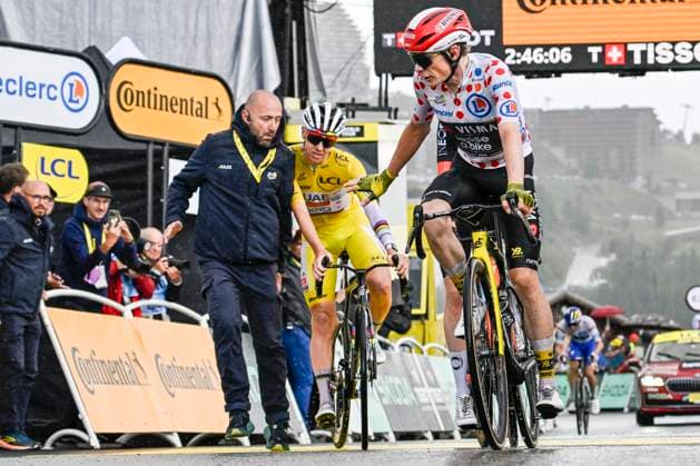 Tour de France 2025 Stage 19 LA PLAGNE, FRANCE - JULY 25 : Pogacar Tadej (SLO) of UAE Team Emirates - XRG crashes into a person after the finish line during stage 19 of the 112th edition of Tour de France an UCI World Tour 2.UWT cycling road race stage for Men Elite of 130 km with start in Albertville and finish in La Plagne on July 25, 2025 in La Plagne, France, 25 07 2025 ( Motordriver Kenny Verfaillie - La Plagne France  Copyright: xJanxDexMeuleneirx