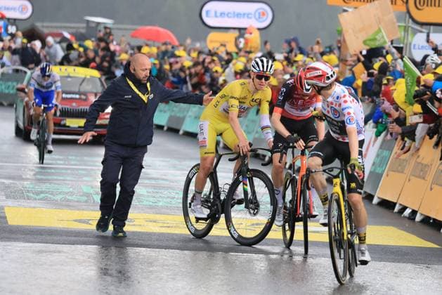 TOUR DE FRANCE 2025 Pierre Teyssot MAXPPP ; Tour de France - UCI Cycling Race 2025 in La Plagne, France on July 25, 2025. Stage 19 from Albertville to La Plagne 93.1 km. Thymen Arensman (NED) IGD wins the stage, Tadej Pogacar (SLO) remains leader in yellow. Tadej Pogacar (SLO) is disturb by a staff member on the finish line. On the right Jonas Vingegaard (DEN). Pierre Teyssot Maxppp- French cycling race Tour de France 2024 takes place in july 2025 La Plagne Savoie France  Copyright: xMAXPPPxPierrexTeyssotx TEP64195 TEP64195