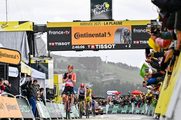 Tour de France 2025 Stage 19 LA PLAGNE, FRANCE - JULY 25 : Arensman Thymen (NED) of INEOS Grenadiers celebrates before Vingegaard Jonas (DEN) of Team Visma - Lease a Bike and Pogacar Tadej (SLO) of UAE Team Emirates - XRG during stage 19 of the 112th edition of Tour de France an UCI World Tour 2.UWT cycling road race stage for Men Elite of 130 km with start in Albertville and finish in La Plagne on July 25, 2025 in La Plagne, France, 25 07 2025 ( Motordriver Kenny Verfaillie - La Plagne France  Copyright: xJanxDexMeuleneirx