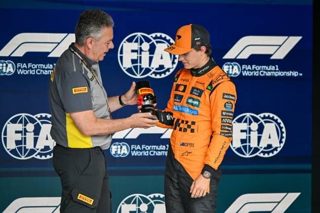 Formel 1 GP Spa Belgien. Freitag, 25.07.2025 Oscar Piastri 81, McLaren Formula 1 Team und Mario Isola, Pirelli Motorsportchef; Formel 1 GP Spa Belgien. Freitag, 25.07.2025 Copyright: xBEAUTIFULxSPORTS Erlhofx
