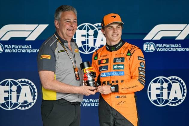 Formel 1 GP Spa Belgien. Freitag, 25.07.2025 Mario Isola, Pirelli Motorsportchef und Oscar Piastri 81, McLaren Formula 1 Team; Formel 1 GP Spa Belgien. Freitag, 25.07.2025 Copyright: xBEAUTIFULxSPORTS Erlhofx