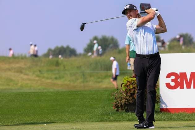 July 25, 2025, Blaine, Minnesota, United States: JAKE KNAPP watches his drive at hole three on the second day of competition at the 2025 PGA, Golf Herren 3M Open at TPC Twin Cities. Blaine United States - ZUMAt166 20250725_zsp_t166_031 Copyright: xMichaelxTurnerx