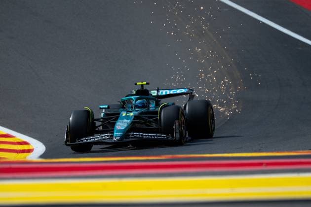Fernando Alonso (Aston Martin Aramco F1 Team, Spanien, 14) im AMR25 mit Funkenflug Funken in Eau Rouge Raidillon, BEL, Formel 1 Weltmeisterschaft, Moet Chandon Grand Prix von Belgien, Circuit de Spa-Francorchamps, Sprint Qualifying, Saison 2025, 25.07.2025 BEL, Formel 1 Weltmeisterschaft, Moet Chandon Grand Prix von Belgien, Circuit de Spa-Francorchamps, Freies Training, Saison 2025, 25.07.2025 Spa-Francorchamps Copyright: xEibner-Pressefoto Memmlerx EP_MMR
