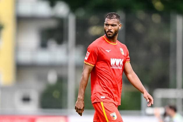 Dillingen an der Donau, Deutschland, 25.07.25: Steve Mounie (FC Augsburg) Schaut waehrend des Friedly Match Spiels zwischen dem Rot-Weiss Essen vs FC Augsburg im Donaustadion am 25. Juli 2025 in Dillingen an der Donau, Deutschland. (Foto von Harry Langer DeFodi Images) Dillingen an der Donau, Germany, 25.07.25: Steve Mounie (FC Augsburg) Looks on during the Friedly Match match between Rot-Weiss Essen vs FC Augsburg at Donaustadion on July 25, 2025 in Dillingen an der Donau, Germany. (Photo by Harry Langer DeFodi Images) DFB DFL REGULATIONS PROHIBIT ANY USE OF PHOTOGRAPHS AS IMAGE SEQUENCES AND OR QUASI-VIDEO. (Photo by Harry Langer DeFodi Images) DFB DFL REGULATIONS PROHIBIT ANY USE OF PHOTOGRAPHS AS IMAGE SEQUENCES AND OR QUASI-VIDEO.