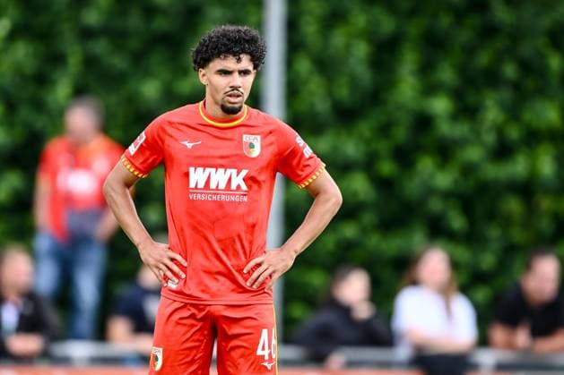 Dillingen an der Donau, Deutschland, 25.07.25: Aiman Dardari (FC Augsburg) Schaut waehrend des Friedly Match Spiels zwischen dem Rot-Weiss Essen vs FC Augsburg im Donaustadion am 25. Juli 2025 in Dillingen an der Donau, Deutschland. (Foto von Harry Langer DeFodi Images) Dillingen an der Donau, Germany, 25.07.25: Aiman Dardari (FC Augsburg) Looks on during the Friedly Match match between Rot-Weiss Essen vs FC Augsburg at Donaustadion on July 25, 2025 in Dillingen an der Donau, Germany. (Photo by Harry Langer DeFodi Images) DFB DFL REGULATIONS PROHIBIT ANY USE OF PHOTOGRAPHS AS IMAGE SEQUENCES AND OR QUASI-VIDEO. (Photo by Harry Langer DeFodi Images) DFB DFL REGULATIONS PROHIBIT ANY USE OF PHOTOGRAPHS AS IMAGE SEQUENCES AND OR QUASI-VIDEO.