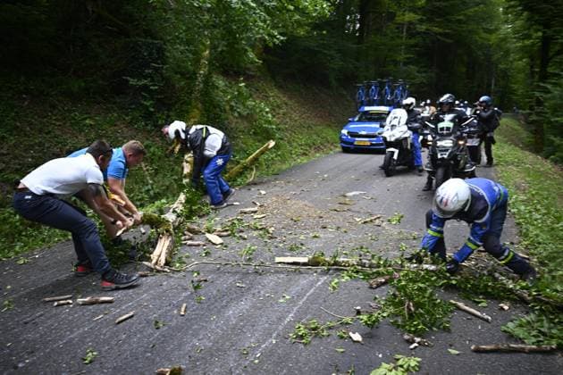 Tour de France 2025 Stage 20 PONTARLIER, FRANCE - JULY 26 : Tree branches blocking the road during stage 20 of the 112th edition of Tour de France an UCI World Tour 2.UWT cycling road race stage for Men Elite of 185 km with start in Nantua and finish in Pontarlier on July 26, 2025 in Pontarlier, France, 26 07 2025 ( Motordriver Kenny Verfaillie - Pontarlier France  Copyright: xJasperxJacobsx