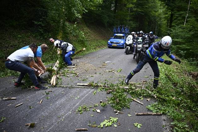 Tour de France 2025 Stage 20 PONTARLIER, FRANCE - JULY 26 : Tree branches blocking the road during stage 20 of the 112th edition of Tour de France an UCI World Tour 2.UWT cycling road race stage for Men Elite of 185 km with start in Nantua and finish in Pontarlier on July 26, 2025 in Pontarlier, France, 26 07 2025 ( Motordriver Kenny Verfaillie - Pontarlier France  Copyright: xJasperxJacobsx