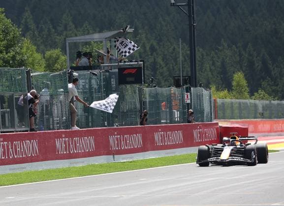26.07.2025, Circuit de Spa-Francorchamps, Spa-Franchorchamps, FORMULA 1 MOET & CHANDON BELGIAN GRAND PRIX 2025 , im Bild Zieldurchfahrt des Siegers Max Verstappen (NLD), Oracle Red Bull Racing (Photo by Alessandro Martellotta Hasan Bratic DeFodi Images)