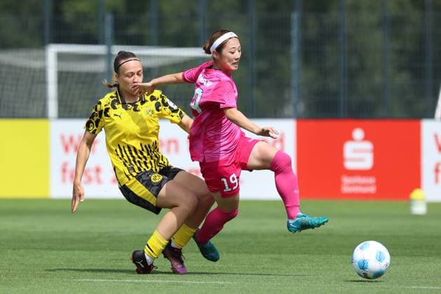 26.07.2025, Fussball, Frauen, Testspiel, Saison 2025 2026, Borussia Dortmund vs. Cerezo Osaka im Fussballpark BVB Hohenbuschei in Dortmund (Deutschland) Mia Boeger (Borussia Dortmund, 2), Moka (Cerezo Osaka, 19) Dortmund Fussballpark BVB Hohenbuschei Nordrhein Westfalen Deutschland
