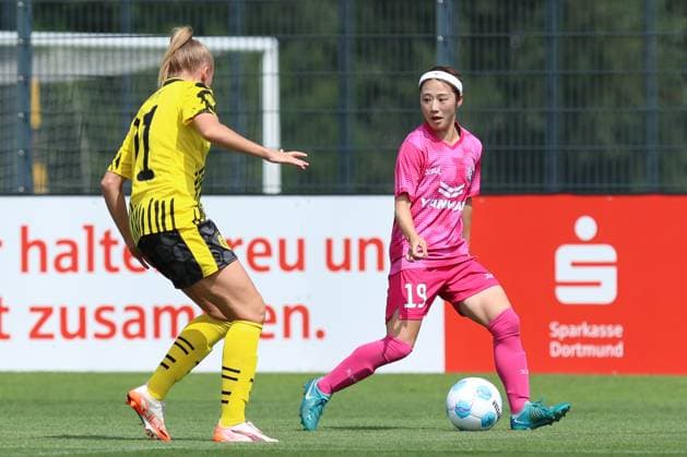 26.07.2025, Fussball, Frauen, Testspiel, Saison 2025 2026, Borussia Dortmund vs. Cerezo Osaka im Fussballpark BVB Hohenbuschei in Dortmund (Deutschland) Frederike Kempe (Borussia Dortmund, 21), Moka (Cerezo Osaka, 19) Dortmund Fussballpark BVB Hohenbuschei Nordrhein Westfalen Deutschland