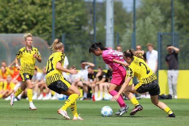 26.07.2025, Fussball, Frauen, Testspiel, Saison 2025 2026, Borussia Dortmund vs. Cerezo Osaka im Fussballpark BVB Hohenbuschei in Dortmund (Deutschland) Frederike Kempe (Borussia Dortmund, 21), Mia Boeger (Borussia Dortmund, 2) Dortmund Fussballpark BVB Hohenbuschei Nordrhein Westfalen Deutschland