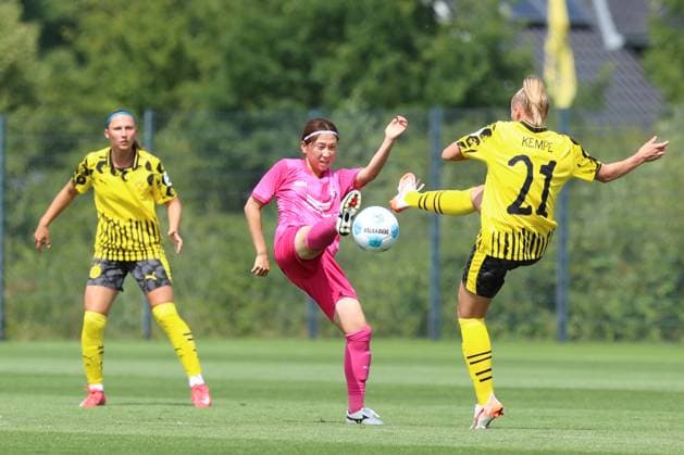 Sport Bilder des Tages 26.07.2025, Fussball, Frauen, Testspiel, Saison 2025 2026, Borussia Dortmund vs. Cerezo Osaka im Fussballpark BVB Hohenbuschei in Dortmund (Deutschland) Frederike Kempe (Borussia Dortmund, 21) Dortmund Fussballpark BVB Hohenbuschei Nordrhein Westfalen Deutschland