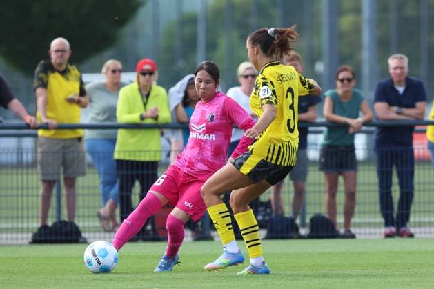 26.07.2025, Fussball, Frauen, Testspiel, Saison 2025 2026, Borussia Dortmund vs. Cerezo Osaka im Fussballpark BVB Hohenbuschei in Dortmund (Deutschland) Jenske Steenwijk (Borussia Dortmund, 3) Dortmund Fussballpark BVB Hohenbuschei Nordrhein Westfalen Deutschland