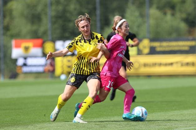 26.07.2025, Fussball, Frauen, Testspiel, Saison 2025 2026, Borussia Dortmund vs. Cerezo Osaka im Fussballpark BVB Hohenbuschei in Dortmund (Deutschland) Paula Reimann (Borussia Dortmund, 13), Moka (Cerezo Osaka, 19) Dortmund Fussballpark BVB Hohenbuschei Nordrhein Westfalen Deutschland