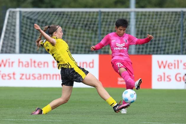 26.07.2025, Fussball, Frauen, Testspiel, Saison 2025 2026, Borussia Dortmund vs. Cerezo Osaka im Fussballpark BVB Hohenbuschei in Dortmund (Deutschland) Mia Boeger (Borussia Dortmund, 2), Shuka (Cerezo Osaka, 26) Dortmund Fussballpark BVB Hohenbuschei Nordrhein Westfalen Deutschland