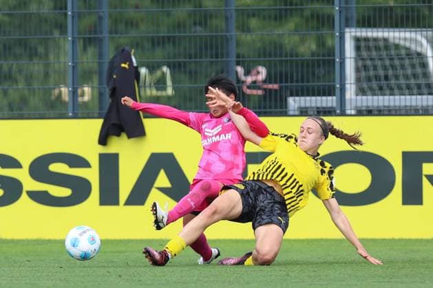 26.07.2025, Fussball, Frauen, Testspiel, Saison 2025 2026, Borussia Dortmund vs. Cerezo Osaka im Fussballpark BVB Hohenbuschei in Dortmund (Deutschland) Mia Boeger (Borussia Dortmund, 2), Shuka (Cerezo Osaka, 26) Dortmund Fussballpark BVB Hohenbuschei Nordrhein Westfalen Deutschland