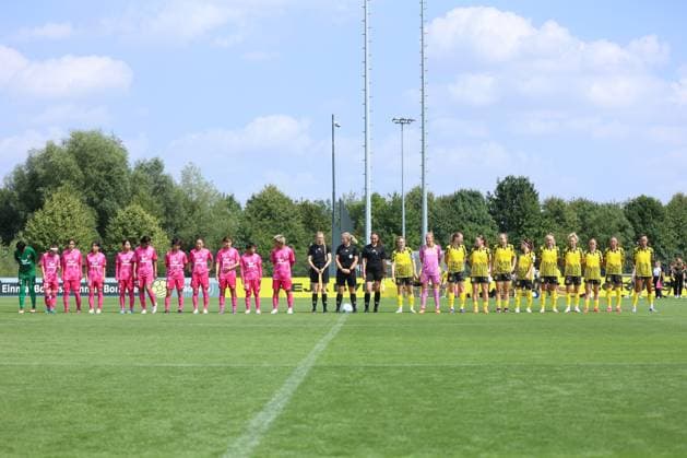 26.07.2025, Fussball, Frauen, Testspiel, Saison 2025 2026, Borussia Dortmund vs. Cerezo Osaka im Fussballpark BVB Hohenbuschei in Dortmund (Deutschland) Aufstellung vor dem Spiel Dortmund Fussballpark BVB Hohenbuschei Nordrhein Westfalen Deutschland