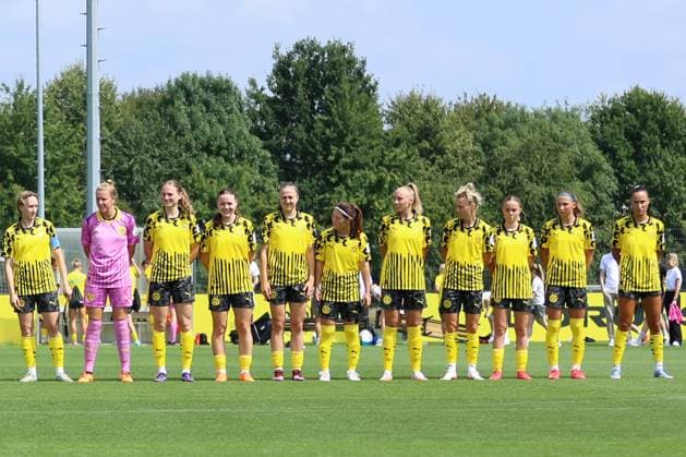 26.07.2025, Fussball, Frauen, Testspiel, Saison 2025 2026, Borussia Dortmund vs. Cerezo Osaka im Fussballpark BVB Hohenbuschei in Dortmund (Deutschland) BVB vor dem Spiel Dortmund Fussballpark BVB Hohenbuschei Nordrhein Westfalen Deutschland