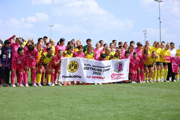 26.07.2025, Fussball, Frauen, Testspiel, Saison 2025 2026, Borussia Dortmund vs. Cerezo Osaka im Fussballpark BVB Hohenbuschei in Dortmund (Deutschland) Aufstellung vor dem Spiel Dortmund Fussballpark BVB Hohenbuschei Nordrhein Westfalen Deutschland