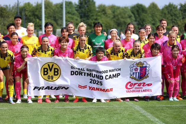 26.07.2025, Fussball, Frauen, Testspiel, Saison 2025 2026, Borussia Dortmund vs. Cerezo Osaka im Fussballpark BVB Hohenbuschei in Dortmund (Deutschland) Aufstellung vor dem Spiel Dortmund Fussballpark BVB Hohenbuschei Nordrhein Westfalen Deutschland