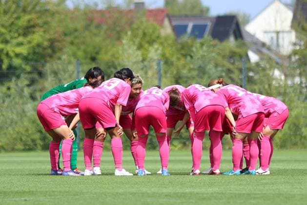 26.07.2025, Fussball, Frauen, Testspiel, Saison 2025 2026, Borussia Dortmund vs. Cerezo Osaka im Fussballpark BVB Hohenbuschei in Dortmund (Deutschland) Cerezo Osaka vor dem Spiel Dortmund Fussballpark BVB Hohenbuschei Nordrhein Westfalen Deutschland