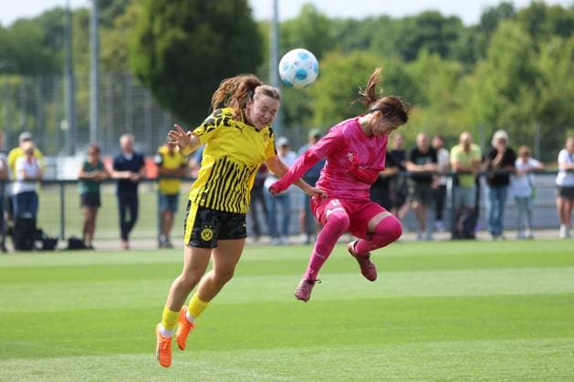 26.07.2025, Fussball, Frauen, Testspiel, Saison 2025 2026, Borussia Dortmund vs. Cerezo Osaka im Fussballpark BVB Hohenbuschei in Dortmund (Deutschland) Yasu Woehrn (Borussia Dortmund, 26), Tomo (Cerezo Osaka, 8) Dortmund Fussballpark BVB Hohenbuschei Nordrhein Westfalen Deutschland