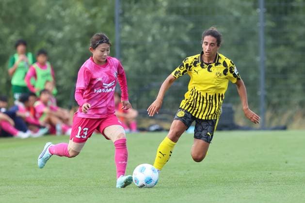 26.07.2025, Fussball, Frauen, Testspiel, Saison 2025 2026, Borussia Dortmund vs. Cerezo Osaka im Fussballpark BVB Hohenbuschei in Dortmund (Deutschland) Marah Tayeh (Borussia Dortmund, 7), Miyuka (Cerezo Osaka, 13) Dortmund Fussballpark BVB Hohenbuschei Nordrhein Westfalen Deutschland