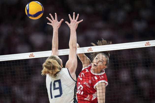 Italy v Poland - FIVB Volleyball Nations League (VNL) LODZ, POLAND - JULY 26: Sarah Luisa Fahr (19) of Italy in action against Magdalena Jurczyk (R) of Poland during the FIVB Volleyball Nations League (VNL) semi-final match against Italy at Atlas Arena in Lodz, Poland, on July 26, 2025. Beyza Comert Anadolu Lodz Poland. Editorial use only. Please get in touch for any other usage.  Copyright: x2025xAnadoluxBeyzaxComertx