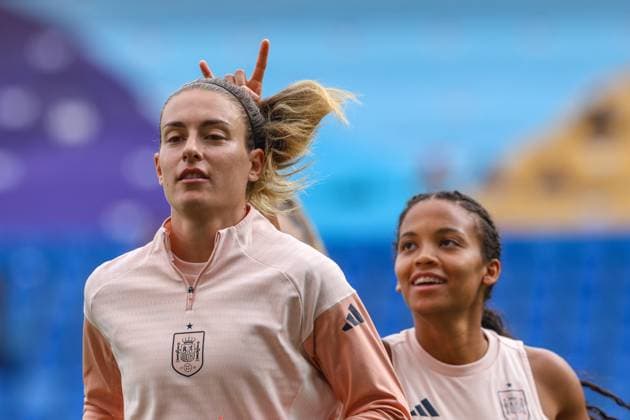 Sport Bilder des Tages 2025-07-26 Spain Training Session And press conference, PK, Pressekonferenz - UEFA Women s EURO 2025 Final BASEL, SWITZERLAND - JULY 26: Vicky Lopez of Spain and Alexia Putellas of Spain warm up during the training session prior to the UEFA Women s EURO 2025 Final match between England and Spain at St. Jakob-Park on July 26, 2025 in Basel, Switzerland. (Photo by Leiting Gao BSR Agency) Basel Switzerland Content not available for redistribution in The Netherlands directly or indirectly through any third parties. Copyright: xBSRxAgencyx