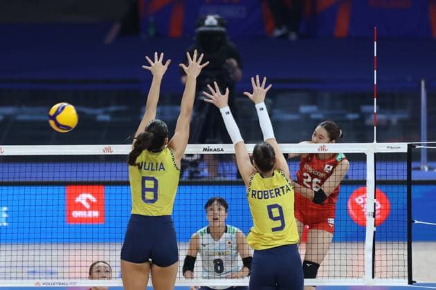 LODZ 26.07.2025 SIATKOWKA KOBIET POLFINAL LIGA NARODOW MECZ : JAPONIA - BRAZYLIA WOMEN™S VOLLEYBALL VNL NATIONS LEAGUE SEMIFINALS MATCH : JAPAN - BRASIL NZ JULIA GAMBATTO KUDIESS ROBERTA SILVA RATZKE YOSHINO SATO FOT. WERONIKA KRZEMINSKA - POLEC ARENA AKCJI NEWSPIX.PL --- newspix.pl 
