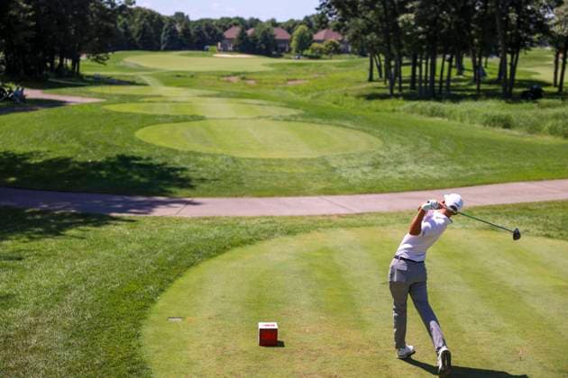 July 26, 2025, Blaine, Minnesota, United States: SAM STEVENS watches his drive at hole six on the third day of competition at the 2025 PGA, Golf Herren 3M Open at TPC Twin Cities. Blaine United States - ZUMAt166 20250726_zsp_t166_041 Copyright: xMichaelxTurnerx