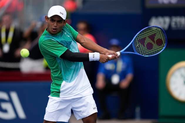 ATP, Tennis Herren Masters 1000 National Bank Open Toronto Presented by Rogers 2025 - Day 1 Juan Carlos Aguilar of Canada plays a backhand against Adrian Mannarino of France during the Men s Singles first round match on day 1 of the ATP Masters 1000 National Bank Open at Sobeys Stadium. on July 26, 2025 in Toronto, Canada. (Photo by Leonardo Ramirez Eyepix Group) Copyright: xLeonardoxRamirez xEyepixxGroupx LR_26072025_162696
