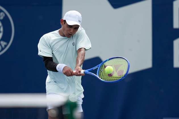 ATP, Tennis Herren Masters 1000 National Bank Open Toronto Presented by Rogers 2025 - Day 1 Juan Carlos Aguilar of Canada plays a backhand Adrian Mannarino of France during the Men s Singles first round match on day 1 of the ATP Masters 1000 National Bank Open at Sobeys Stadium. on July 26, 2025 in Toronto, Canada. (Photo by Leonardo Ramirez Eyepix Group) Copyright: xLeonardoxRamirez xEyepixxGroupx LR_26072025_162741