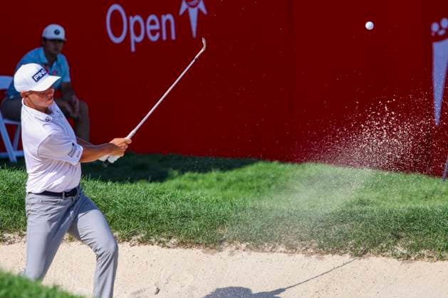 July 26, 2025, Blaine, Minnesota, United States: SAM STEVENS hits his ball out of the sand trap at hole eighteen on the third day of competition at the 2025 PGA, Golf Herren 3M Open at TPC Twin Cities. Blaine United States - ZUMAt166 20250726_zsp_t166_051 Copyright: xMichaelxTurnerx