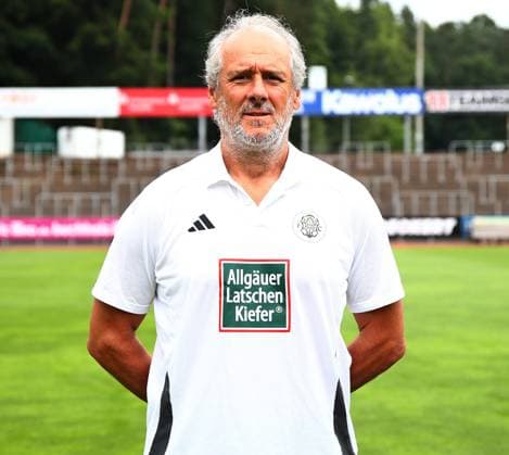 26.07.2025, xmohx, Fussball Regionalliga Suedwest, FC Homburg - Fototermin Saison 2025 26 v.l. Trainer Roland Seitz (Homburg) (DFL DFB REGULATIONS PROHIBIT ANY USE OF PHOTOGRAPHS as IMAGE SEQUENCES and or QUASI-VIDEO) Homburg