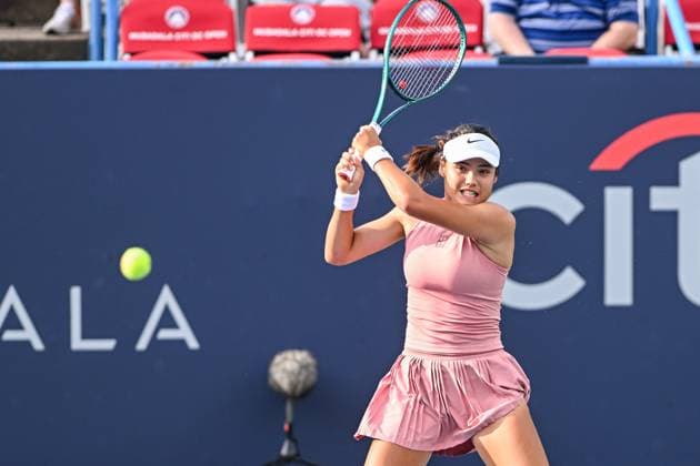 July 26, 2025, Washington, D.C, U.S: EMMA RADUCANU hits a backhand during her semifinal match against Anna Kalinskaya at the Rock Creek Tennis Center. Washington U.S - ZUMAg196 20250726_zap_g196_025 Copyright: xKylexGustafsonx
