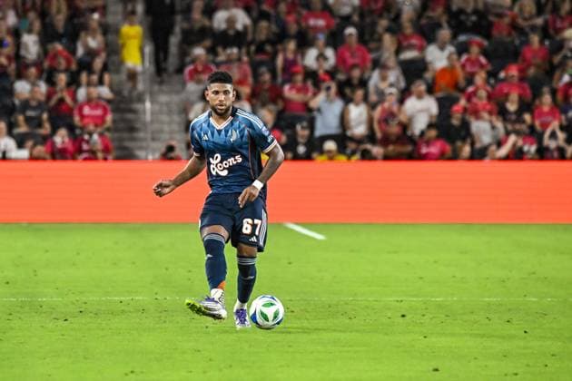 ST. LOUIS, MO - JUL 26: Carlos Harvey (67) of Minnesota United passes the ball forward during the MLS, Fussball Herren, USA regular season match where St. Louis CITY SC hosted Minnesota United FC on Saturday July 26, 2025, at Energizer Park in St. Louis City, MO. (Photo by Rick Ulreich Icon Sportswire) SOCCER: JUL 26 MLS St. Louis CITY SC vs Minnesota United FC EDITORIAL USE ONLY Icon25072650