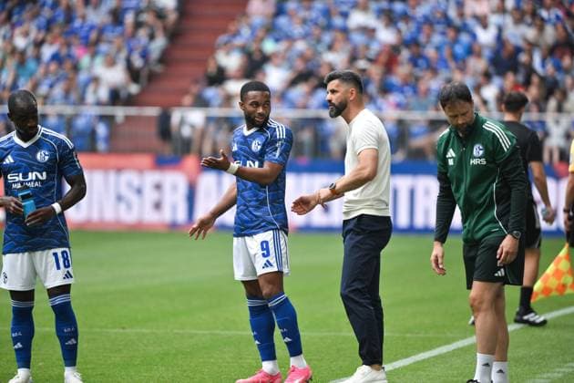 Trainer Miron Muslic (FC Schalke 04) mit Moussa Sylla (FC Schalke 04) 26.07.2025, Fussball 2. Bundesliga, Saison 2025 2026, Testspiel, FC Schalke 04 - FC Sevilla 2:4 Gelsenkirchen Veltins Arena Nordrhein Westfalen Deutschland