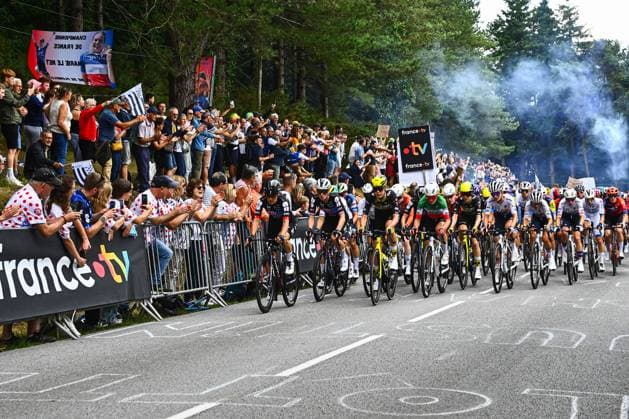 First Stage Of The 2025 Tour De France Women The pack of riders (peloton) cycles during the 1st stage (out of 9) of the fourth edition of the Women s Tour de France cycling race, 78.8 km from Vannes to Plumelec, in Vannes, western France, on July 26, 2025. Plumelec Bretagne France  Copyright: xRonanxHoussinx originalFilename:houssin-cyclingf250727_npLId.jpg