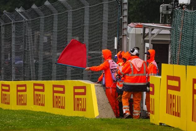 Sport Bilder des Tages F1 - BELGIAN GRAND PRIX 2025 Red Flag during the 2025 Formula 1 Belgian Grand Prix, 13th round of the 2025 FIA Formula One World Championship, WM, Weltmeisterschaft from July 25 to 27, 2025 on the Circuit de Spa-Francorchamps, in Stavelot, Belgium -  Copyright: xFLORENTxGOODENx