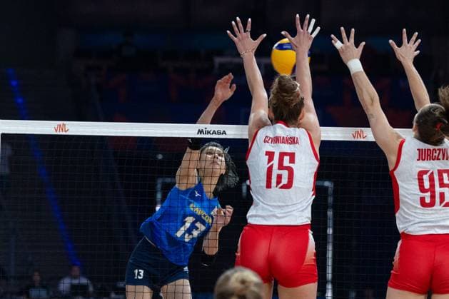 Poland - Japan 27.07.2025 Lodz, Poland, women s Volleyball Nations League 2025, final round finals , final game ( match ) Poland - Japan ; (siatkowka, Liga Narodow kobiet, final , runda finalowa Polska - Japonia ) image shows: Yukiko Wada (L) Martyna Czyrnianska (C) Magdalena Jurczyk (R) photo Katarzyna Plewczynska Fotostyk Copyright: xKatarzynaxPlewczynskax 20250727FCTKP141