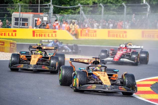 Formel 1 GP Spa Belgien. Sonntag, 27.07.2025 Oscar Piastri 81, McLaren Formula 1 Team und Lando Norris 4, McLaren Formula 1 Team und Charles Leclerc 16, Scuderia Ferrari Rennstart; Formel 1 GP Spa Belgien. Sonntag, 27.07.2025 Copyright: xBEAUTIFULxSPORTS Erlhofx