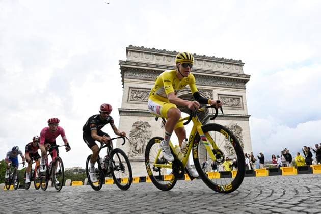 Sport Bilder des Tages Tour de France 2025 Stage 21 PARIS CHAMPS-ELYSEES, FRANCE - JULY 27 : Pogacar Tadej (SLO) of UAE Team Emirates, Alaphilippe Julian (FRA) of Tudor Pro Cycling Team at the Arc de Triomphe during stage 21 of the 112th edition of Tour de France an UCI World Tour 2.UWT cycling road race stage for Men Elite of 120 km with start in Mantes-la-Ville and finish in Paris Champs-Elysees on July 27, 2025 in Paris Champs-Elysees, France, 27 07 2025 ( Motordriver Kenny Verfaillie - Paris Champs-Elysees France  Copyright: xJanxDexMeuleneirx
