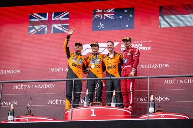 Lando Norris (McLaren Formula 1 Team, Großbritannien, 04), Oscar Piastri (McLaren Formula 1 Team, Australien, 81), McLaren Trophy Delegate, Charles Leclerc (Scuderia Ferrari HP, Monaco, 16) auf dem Podium bei der Siegerehrung, BEL, Formel 1 Weltmeisterschaft, Moet Chandon Grand Prix von Belgien, Circuit de Spa-Francorchamps, Rennen, Saison 2025, 27.07.2025 BEL, Formel 1 Weltmeisterschaft, Moet Chandon Grand Prix von Belgien, Circuit de Spa-Francorchamps, Rennen, Saison 2025, 27.07.2025 Spa-Francorchamps Copyright: xEibner-Pressefoto Memmlerx EP_MMR