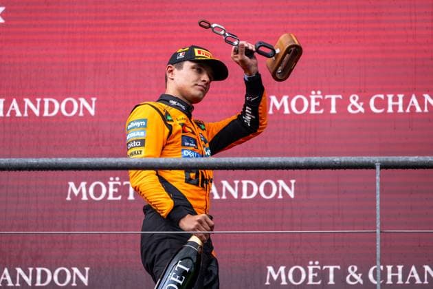 Lando Norris (McLaren Formula 1 Team, Großbritannien, 04) jubelt auf dem Podium bei der Siegerehrung mit Pokal ueber Platz 2, BEL, Formel 1 Weltmeisterschaft, Moet Chandon Grand Prix von Belgien, Circuit de Spa-Francorchamps, Rennen, Saison 2025, 27.07.2025 BEL, Formel 1 Weltmeisterschaft, Moet Chandon Grand Prix von Belgien, Circuit de Spa-Francorchamps, Rennen, Saison 2025, 27.07.2025 Spa-Francorchamps Copyright: xEibner-Pressefoto Memmlerx EP_MMR