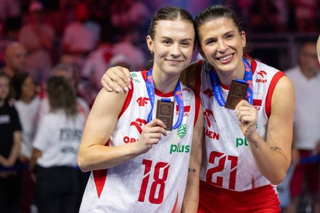 Poland - Japan 27.07.2025 Lodz, Poland, women s Volleyball Nations League 2025, final round finals , final game ( match ) Poland - Japan ; (siatkowka, Liga Narodow kobiet, final , runda finalowa Polska - Japonia ) decoration ceremony third place image shows: Justyna Lysiak (L) Alicja Grabka (R) photo Katarzyna Plewczynska Fotostyk Copyright: xKatarzynaxPlewczynskax 20250727FCTKP2159