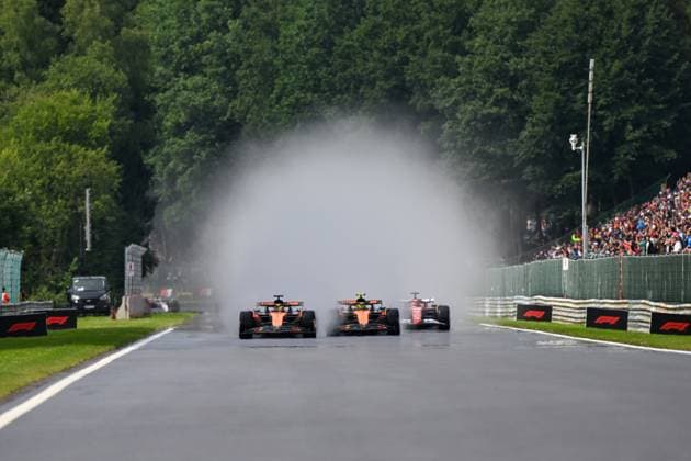 Formel 1 GP Spa Belgien. Sonntag, 27.07.2025 Oscar Piastri 81, McLaren Formula 1 Team und Lando Norris 4, McLaren Formula 1 Team und Charles Leclerc 16, Scuderia Ferrari Rennstart; Formel 1 GP Spa Belgien. Sonntag, 27.07.2025 Copyright: xBEAUTIFULxSPORTS Erlhofx
